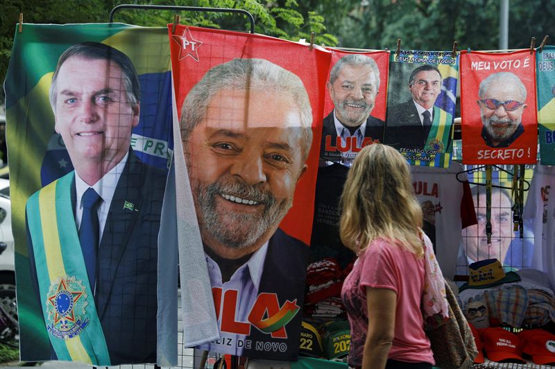 &copy; Reuters. Mulher observa toalhas de candidatos à venda em camelô do Rio de Janeiro
20/07/2022
REUTERS/Ricardo Moraes