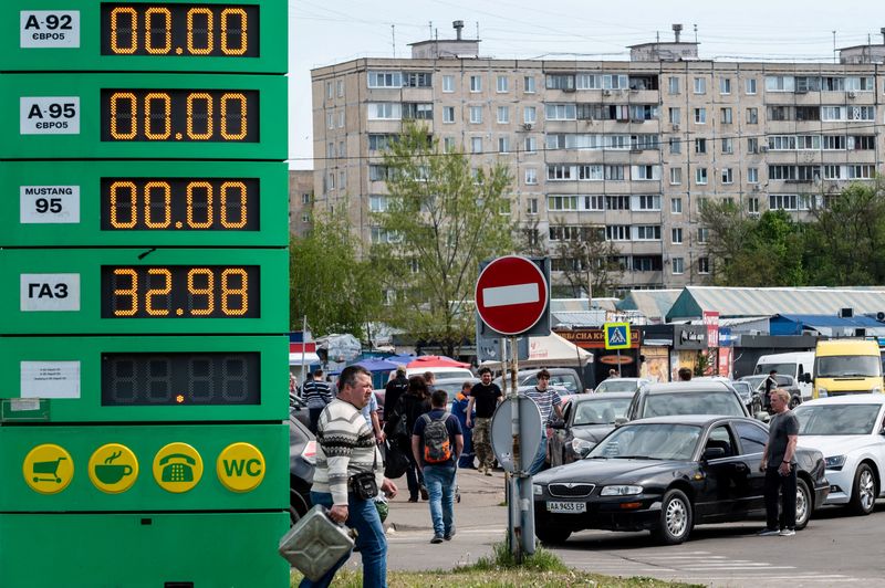 &copy; Reuters. FILE PHOTO: Drivers stay in line outside a petrol station as they try to buy fuel, amid Russia's invasion of Ukraine, in Kyiv, Ukraine May 11, 2022.  REUTERS/Viacheslav Ratynskyi
