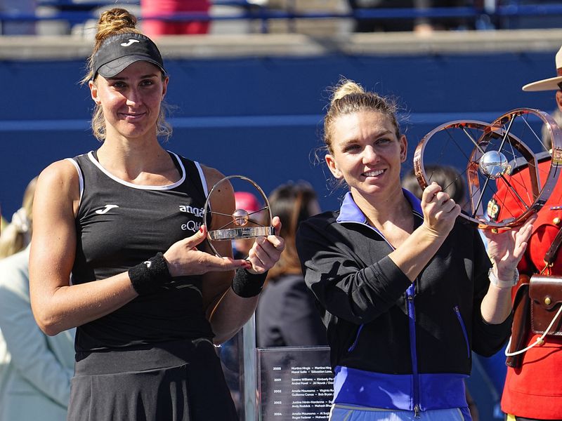 &copy; Reuters. Beatriz Haddad Maia e Simona Halep posam com troféus do Aberto do Canadá, em Toronto
14/08/2022
John E. Sokolowski-USA TODAY Sports