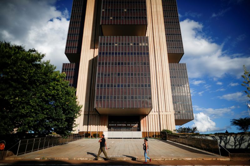 &copy; Reuters. People walk in front the Central Bank headquarters building in Brasilia, Brazil March 22, 2022. REUTERS/Adriano Machado/File Photo