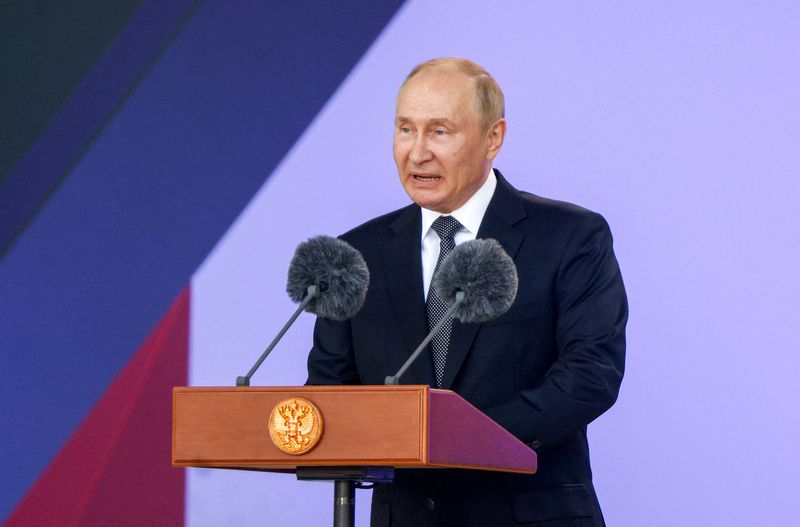 &copy; Reuters. ロシアのプーチン大統領は１５日、ロシアは世界の同盟国に先進的な兵器を販売し、軍事技術の開発で協力する用意があると述べた。（２０２２年　ロイター／Maxim Shemetov）