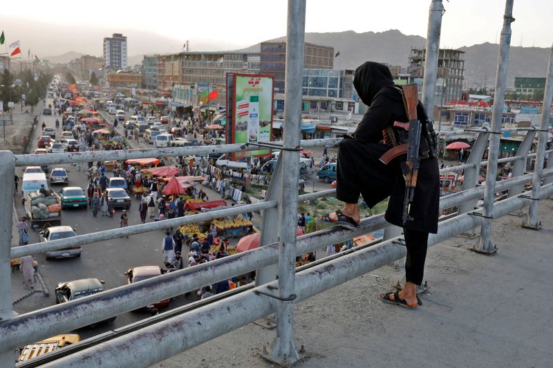 &copy; Reuters. Un luchador talibán hace guardia en un puente en Kabul, Afganistán, 6 agosto del 2022. REUTERS/Ali Khara