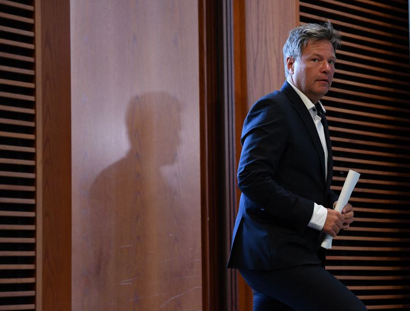 &copy; Reuters. FILE PHOTO: German Economy Minister and Vice Chancellor Robert Habeck arrives to address the media after the announcement of the gas levy at Federal Ministry for Economic Affairs and Climate Action, in Berlin, Germany August 15, 2022. REUTERS/Annegret Hil