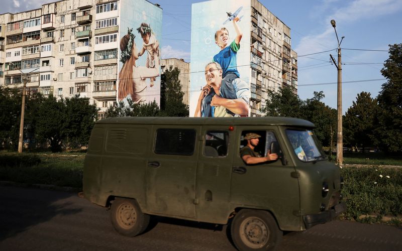 &copy; Reuters. Militares ucranianos passam por edifício residencial danificado em Bakhmut, na região de Donetsk, no leste da Ucrânia
14/08/2022
REUTERS/Nacho Doce