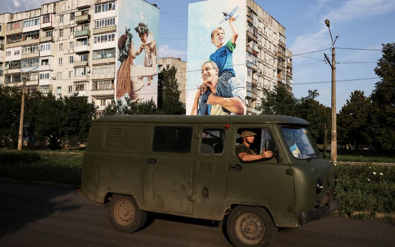 &copy; Reuters. Foto del domingo de soldados ucranianos recorriendo la localidad de Bakhmut, en el Donetsk 
Ago 14, 2022. REUTERS/Nacho Doce