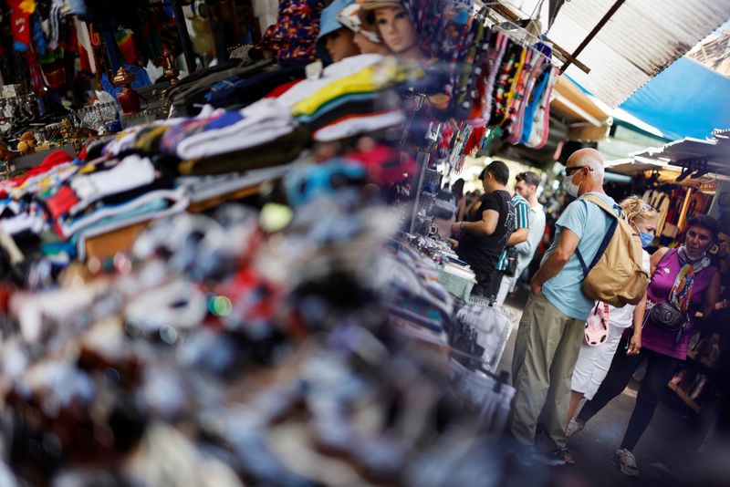 &copy; Reuters. Shoppers explore the Carmel Market as coronavirus disease (COVID-19) restrictions ease in Tel Aviv, Israel October 14, 2021. REUTERS/Amir Cohen