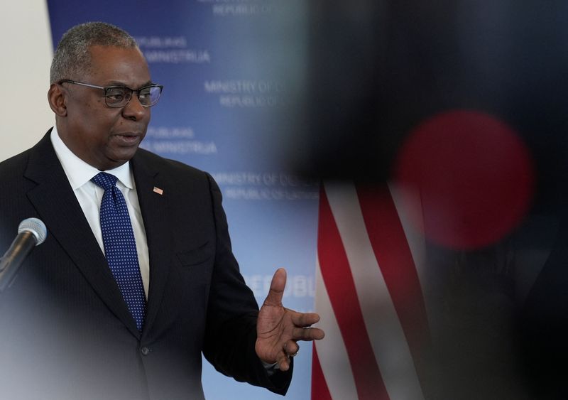 &copy; Reuters. FILE PHOTO: U.S. Defense Secretary Lloyd Austin attends a news conference with Latvian Defense Minister Artis Pabriks in Riga, Latvia August 10, 2022. REUTERS/Ints Kalnins