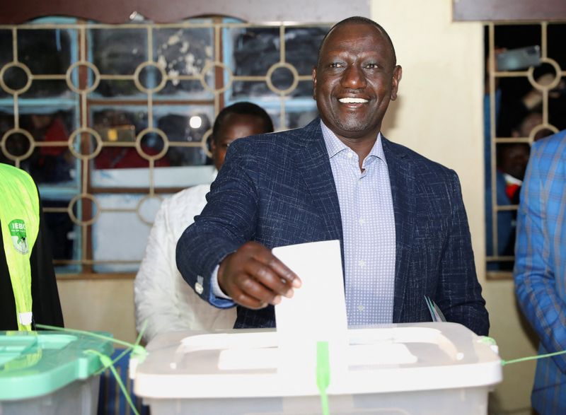 &copy; Reuters. وليام روتو نائب الرئيس الكيني يدلي بصوته في الانتخابات في نيروبي يوم 9 أغسطس آب 2022. تصوير: باز راتنر - رويترز.