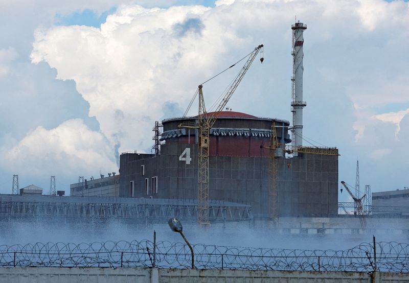 &copy; Reuters. ウクライナ南東部でロシアの管理下にある欧州最大級のザポロジエ原子力発電所付近で１５日、再び砲撃があった。国際原子力機関（ＩＡＥＡ）が攻撃を停止しなければ大惨事が起きると警