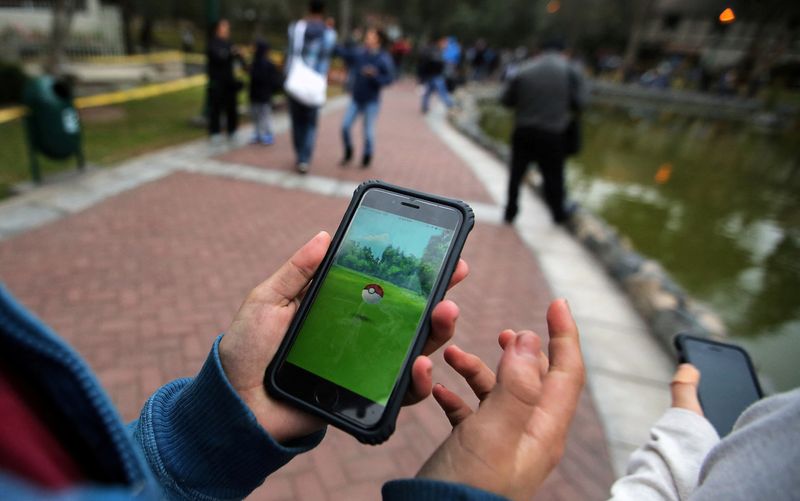 © Reuters. Pessoas jogam Pokémon Go em Lima,Perú
02/09/2016
REUTERS/Mariana Bazo
