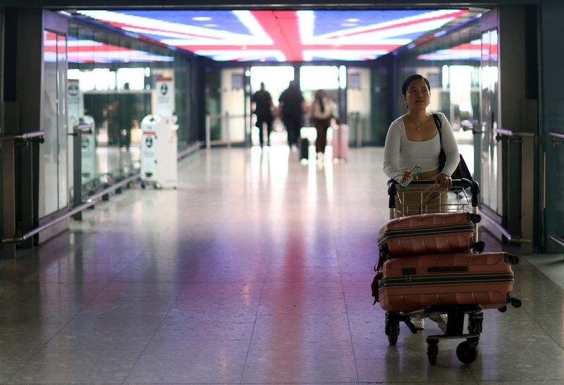 &copy; Reuters. 英ロンドンのヒースロー空港は１５日、空港での混乱を避けるために実施している出発旅客数の制限を１０月２９日まで延長すると発表した。 （２０２２年　ロイター／Hannah McKay）