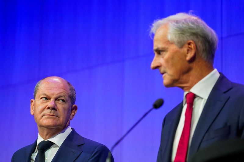 &copy; Reuters. رئيس الوزراء النرويجي يوناس جار ستوره (الى اليمين) والمستشار الألماني أولاف شولتس خلال مؤتمر صحفي في أوسلو يوم الاثنين. (صورة لرويترز يحظر ا