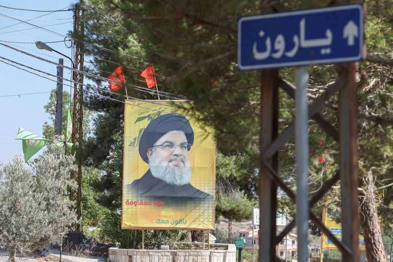 &copy; Reuters. ملصق لزعيم حزب الله اللبناني حسن نصر الله في مدينة يارون بجنوب لبنان يوم 13 أغسطس آب 2022. تصوير: عزيز طاهر -رويترز.