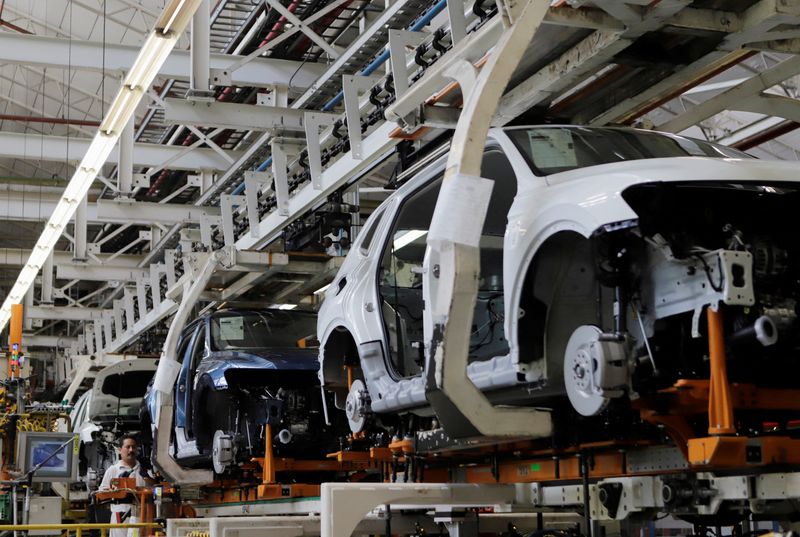&copy; Reuters. FILE PHOTO: Volkswagen Tiguan cars are pictured in a production line at company's assembly plant in Puebla, Mexico, July 10, 2019. REUTERS/Imelda Medina