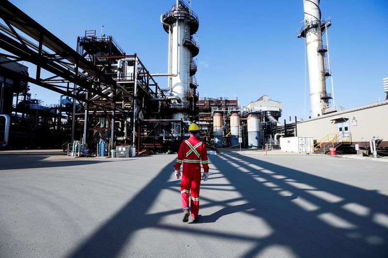 © Reuters. FOTO DE ARCHIVO: Un empleado de Shell camina en una instalación de la firma en Alberta, Canadá, 7 de octubre del 2021. REUTERS/Todd Korol