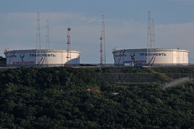 &copy; Reuters. FILE PHOTO: A view shows oil tanks of Transneft oil pipeline operator at the crude oil terminal Kozmino on the shore of Nakhodka Bay near the port city of Nakhodka, Russia August 12, 2022. REUTERS/Tatiana Meel