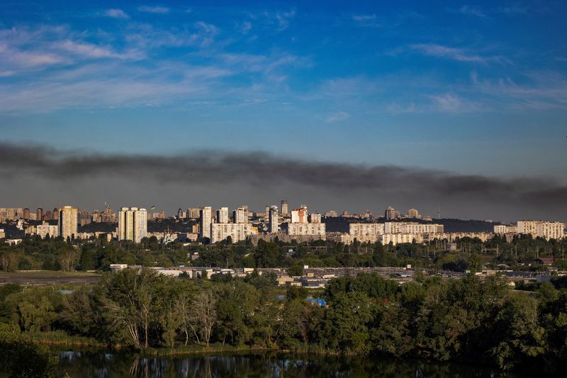 &copy; Reuters. الدخان يرتفع في سماء كييف بعد أن استهدف صاروخ روسي ضواحي المدينة مع مواصلة القوات الروسية هجومها في اتجاه العاصمة يوم 28 من يوليو تموز 2022. تصو