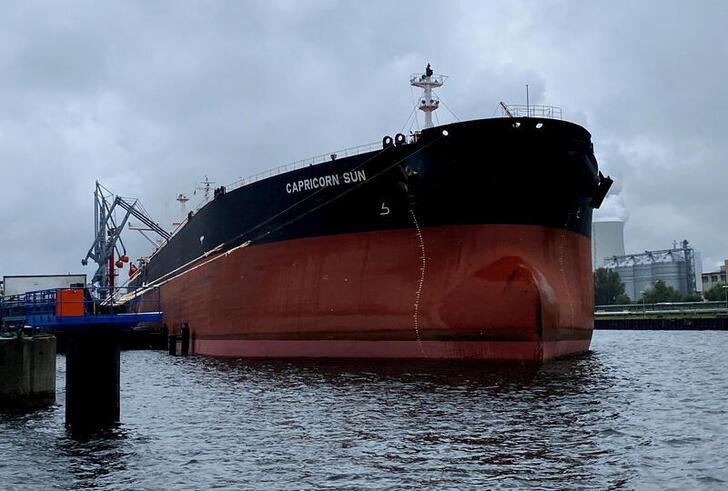 &copy; Reuters. アジア時間の原油先物は続落。写真は、原油を積んでいるタンカー。２０２２年８月３日にドイツ・ロストック港で撮影。（２０２２年　ロイター／Andreas Rinke）