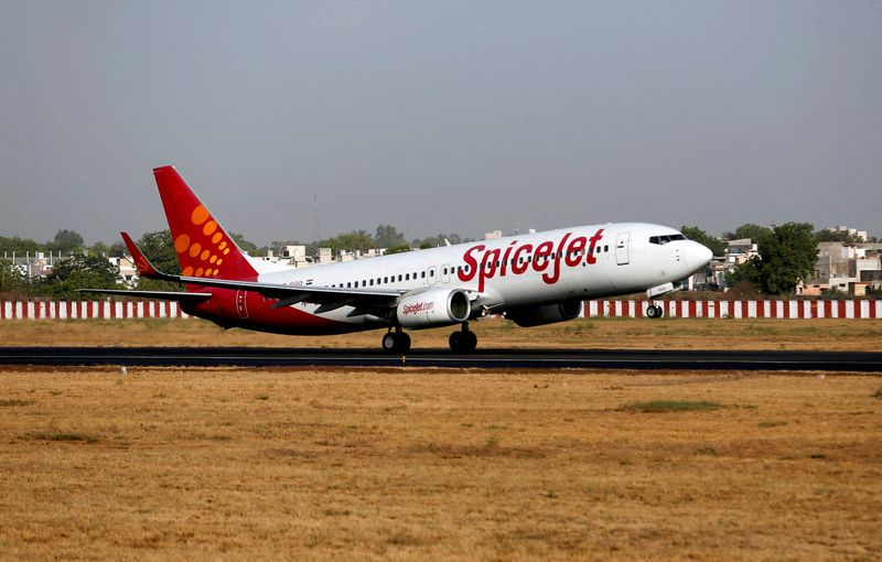&copy; Reuters. FILE PHOTO: A SpiceJet passenger Boeing 737-800 aircraft takes off from Sardar Vallabhbhai Patel international airport in Ahmedabad, India May 19, 2016. REUTERS/Amit Dave