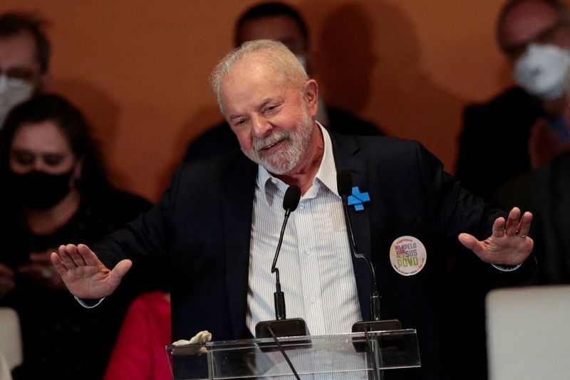 &copy; Reuters. 　８月１５日、１０月２日のブラジル大統領選挙で誰に投票するかを問う最新調査で、左派ルラ元大統領（写真）が４４％と、現職の右翼ボルソナロ大統領の３２％を１２ポイント上回った