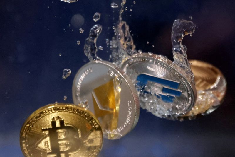© Reuters. FILE PHOTO: Representations of cryptocurrency Bitcoin, Ethereum and Dash plunge into water in this illustration taken, May 23, 2022. REUTERS/Dado Ruvic/Illustration