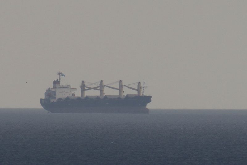 &copy; Reuters. السفينة (بريف كوماندر) التي ترفع العلم اللبناني تصل إلى ميناء بفيدني  بعد استئناف عمليات تصدير الحبوب في منطقة أوديسا يوم 12 أغسطس آب 2022. تصوي