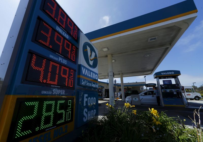 &copy; Reuters. The current price of gasoline is shown on a gas station sign in Encinitas, California August 4, 2015. Brent, the world benchmark for oil, and U.S. crude rose between 1 and 2 percent after a 5 percent rout on Monday triggered by weak factory activity in Ch