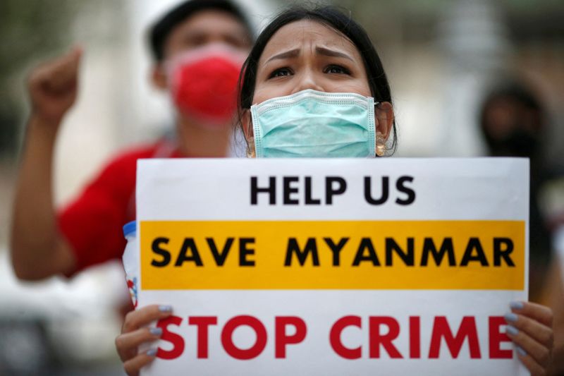 &copy; Reuters. FOTO DE ARCHIVO: Varias personas durante una protesta contra el golpe de Estado del ejército myanmeno frente a la sede de las Naciones Unidas en Bangkok, Tailandia, el 17 de febrero de 2021. REUTERS/Soe Zeya Tun