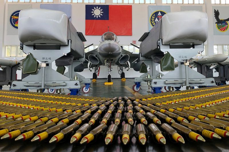 &copy; Reuters. FOTO DE ARCHIVO: Un avión de combate de Defensa Indígena (IDF) y misiles de crucero aire-tierra Wan Chien en la Base de la Fuerza Aérea de Makung en la isla de Penghu, costa de Taiwán, 22 de septiembre de 2020. REUTERS/Yimou Lee