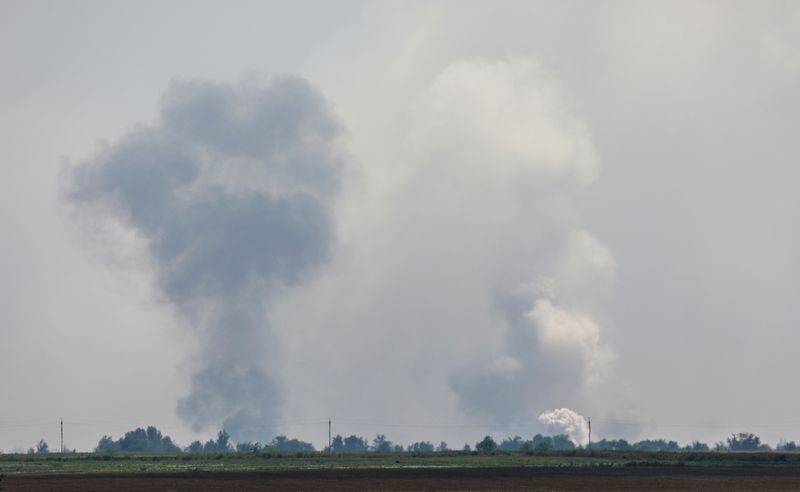 © Reuters. A view shows smoke rising above the area following an alleged explosion in the village of Mayskoye in the Dzhankoi district, Crimea, August 16, 2022. REUTERS/Stringer