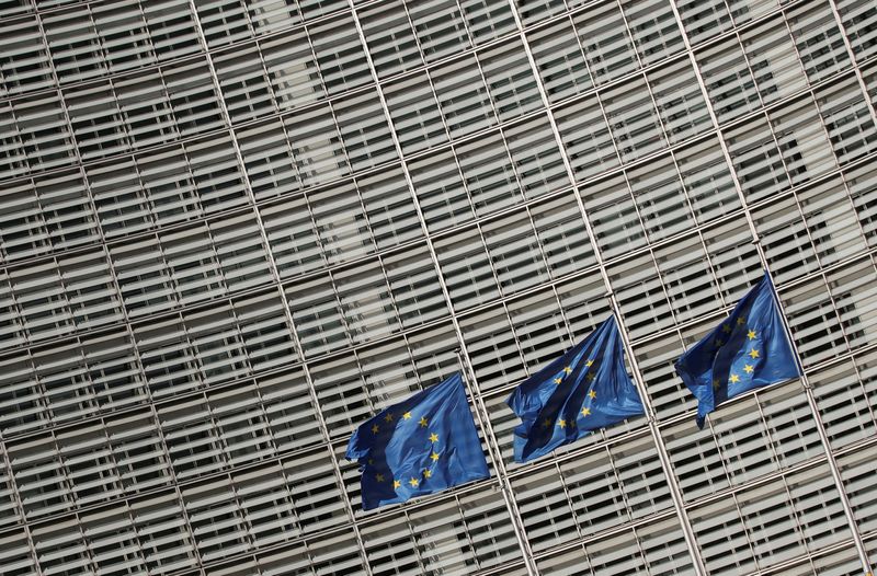 &copy; Reuters. FOTO DE ARCHIVO. Banderas de la Unión Europea ondean frente a la sede de la Comisión Europea en Bruselas, Bélgica. 24 de marzo de 2021. REUTERS/Yves Herman
