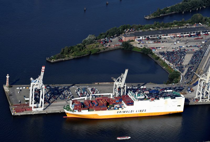 &copy; Reuters. FOTO DE ARCHIVO: Coches de exportación cargados en un barco RoRo del grupo italiano Grimaldi en una terminal del puerto de Hamburgo, Alemania, 1 de agosto de 2018. REUTERS/Fabian Bimmer