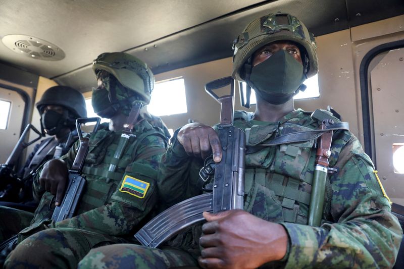 &copy; Reuters. FOTO DE ARCHIVO: Varios soldados de las fuerzas de seguridad de Ruanda sentados en el interior de un vehículo acorazado cerca del yacimiento de gas de Afungi, Mozambique, el 22 de septiembre de 2021. REUTERS/Baz Ratner