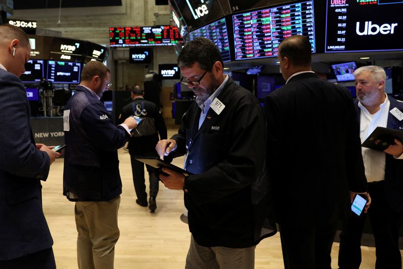 &copy; Reuters. Traders work on the floor of the New York Stock Exchange (NYSE) in New York City, U.S., August 15, 2022.  REUTERS/Brendan McDermid/File Photo