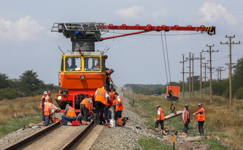 &copy; Reuters. عاملون يقومون بإصلاح خط سكة حديد بالقرب من مستوطنة أزوفسكوي في منطقة دزهانكوي بشبه جزيرة القرم يوم الثلاثاء. تصوير: رويترز.