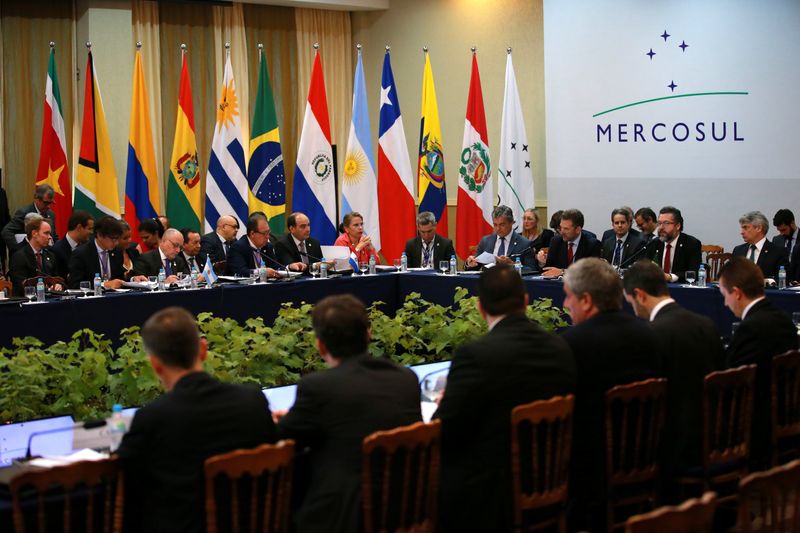 &copy; Reuters. FOTO DE ARCHIVO. Imagen referencial de una reunión del Consejo del Mercado Común (CMC) durante la cumbre del bloque comercial Mercosur, en Bento Goncalves, Brasil. 4 de diciembre de 2019. REUTERS/Diego Vara