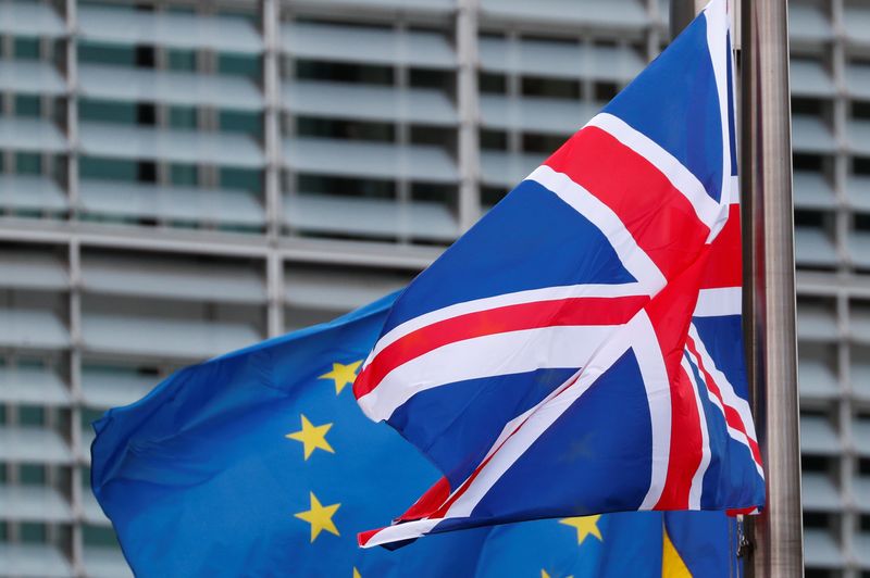 &copy; Reuters. Bandeira britânica lado a lado com bandeira da União Europeia, na sede da Comissão Europeia, em Bruxelas, Bélgica
07/02/2019 REUTERS/Francois Lenoir