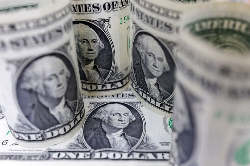 &copy; Reuters. أوراق مالية من الدولار الأمريكي بصورة من أرشيف رويترز.

