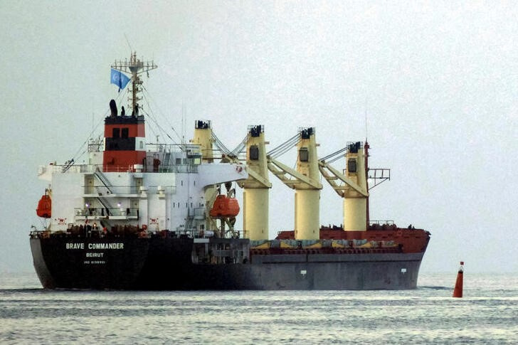 &copy; Reuters. O graneleiro de bandeira libanesa Brave Commander deixa o porto marítimo de Pivdennyi com trigo para a Etiópia após reiniciar a exportação de grãos, em meio ao ataque da Rússia à Ucrânia, na cidade de Yuzhne, região de Odessa, Ucrânia 16 de ago