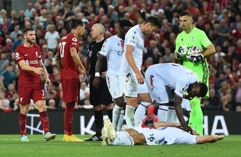 &copy; Reuters. Joachim Andersen é atingido por Darwin Núñez, do Liverpool  
 15/8/2022    REUTERS/Peter Powell 