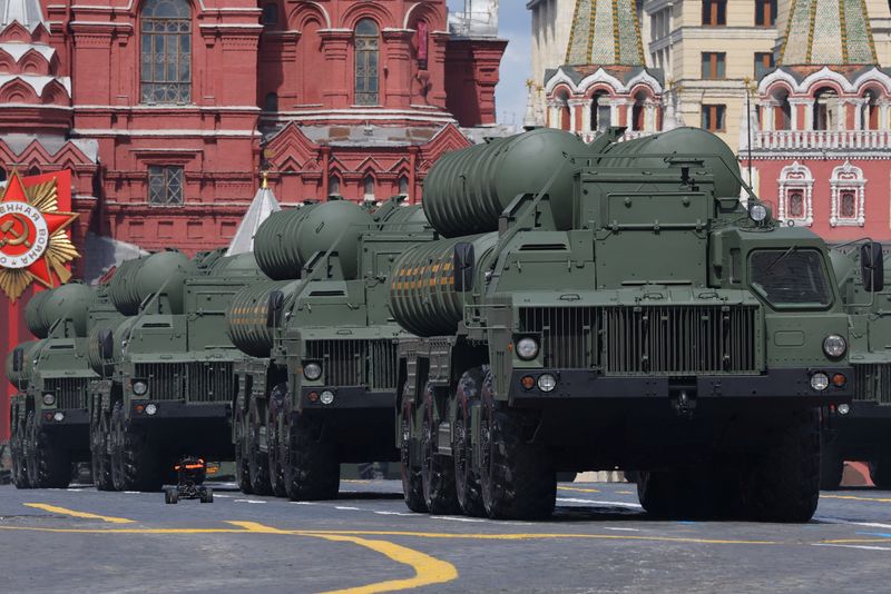 &copy; Reuters. نظام الدفاع الجوي الصاروخي الروسي إس-400 في عرض عسكري بوسط موسكو في التاسع من مايو أيار 2022. تصوير: يفجينا نوفوتشنينا - رويترز