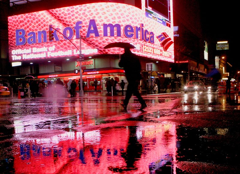 &copy; Reuters. Filiale di Bank of America a Times Square. New York. 11 dicembre 2008.  REUTERS/Brendan McDermid/File Photo