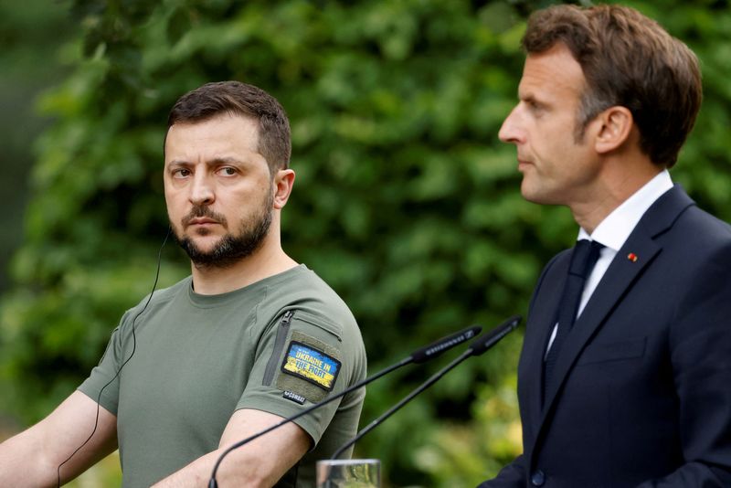 &copy; Reuters. Zelenskiy em foto de arquivo com Macron em Kiev
 16/6/2022   Ludovic Marin/Pool via REUTERS