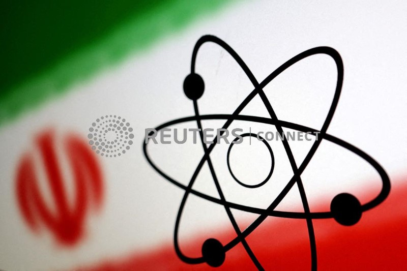 &copy; Reuters. Illustrazione che mostra il simbolo dell'atomo sovrapposto alla bandiera iraniana. REUTERS/Dado Ruvic/Illustration//File Photo