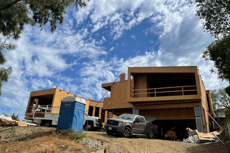 © Reuters. A house under construction is seen in Los Angeles, California, U.S., June 22, 2022. REUTERS/Lucy Nicholson/File Photo