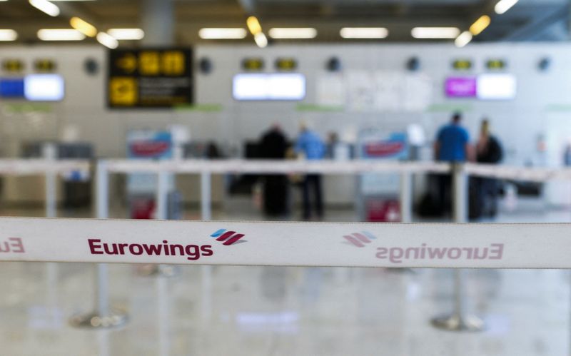 &copy; Reuters. FILE PHOTO: German tourists stand at Eurowings check-in counters at Son Sant Joan airport, amidst the outbreak of the coronavirus disease (COVID-19), in Palma de Mallorca, Spain, March 30, 2021. REUTERS/Enrique Calvo