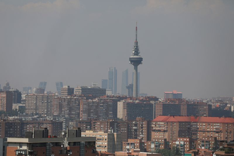 Un incendio en Portugal envuelve de humo los rascacielos de Madrid a 400 km de distancia