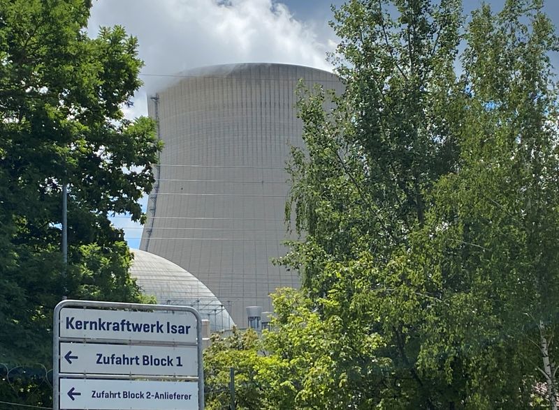 &copy; Reuters. وحدة التبريد في مفاعل نووي ألماني من الخارج قرب مدينة لاندسهوت في أول أغسطس ىب 2022. رويترز