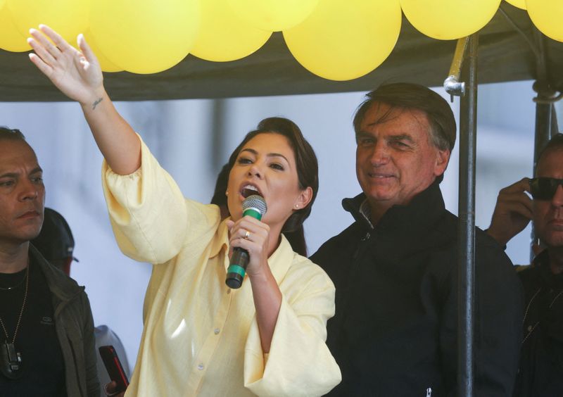 &copy; Reuters. Primeira-dama do Brasil, Michelle Bolsonaro, discursa ao lado do presidente do Brasil, Jair Bolsonaro, em comício em Juiz de Fora, Minas Gerais
16/08/2022 REUTERS/Ricardo Moraes