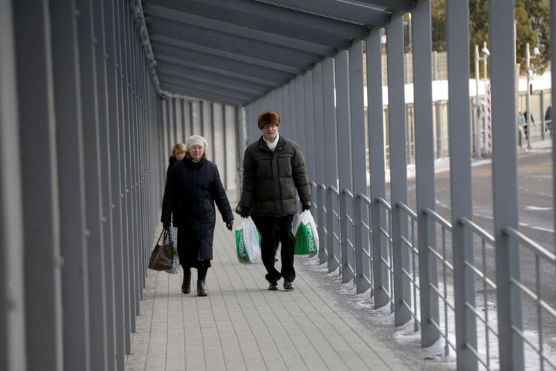 &copy; Reuters. FILE PHOTO: People walk on the bridge over Narva river at the border crossing point with Russia in Narva, Estonia, January 25, 2017.  REUTERS/Ints Kalnins/File Photo